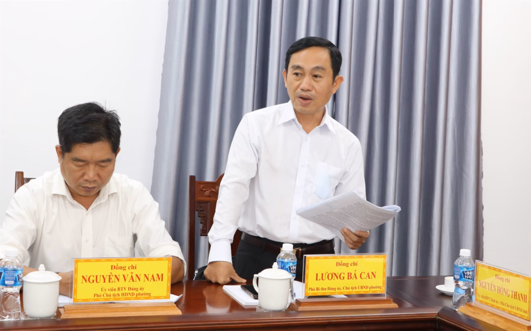 Phường Bình Minh: Khơi nguồn đổi mới với Đại hội Đảng bộ nhiệm kỳ 2025-2030 Đồng chí Lương Bá Can - Phó Bí thư Đảng ủy, Chủ tịch UBND phường báo cáo tại buổi làm việc