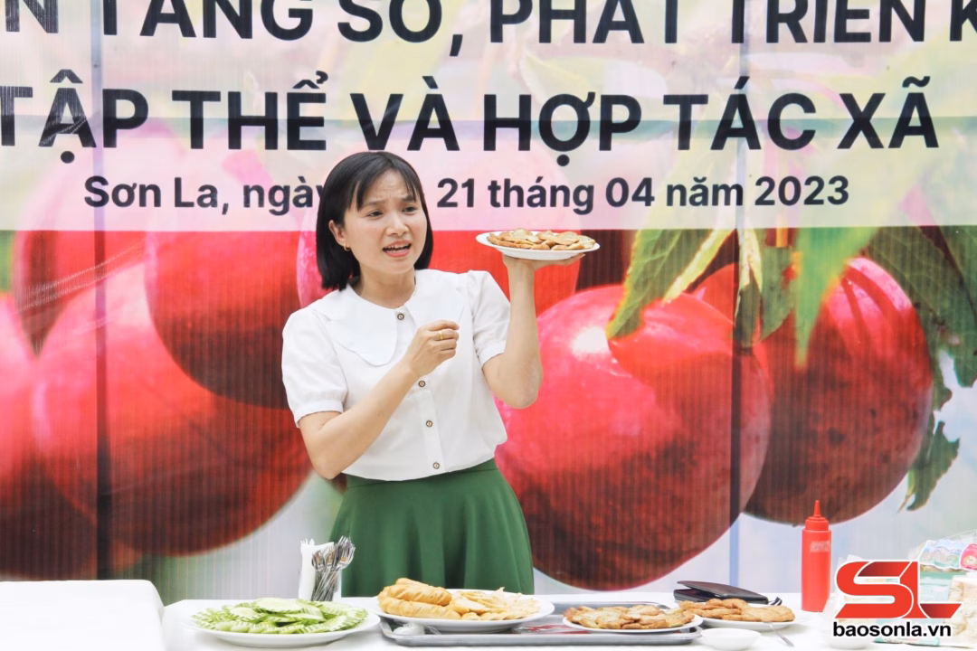 Sơn La đầu tư đổi mới công nghệ cho sản phẩm công nghiệp nông thôn Chị Đào Thị Hiếu, xã Quỳnh Nhai livestream sản phẩm chả cá, xúc xích cá sông Đà.