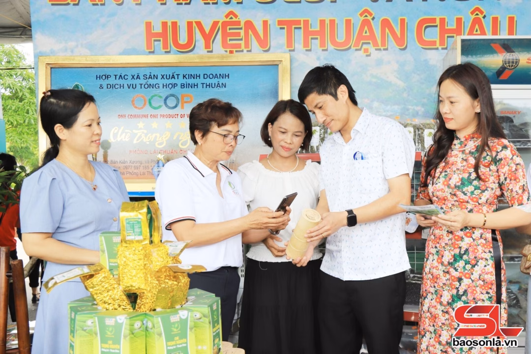 Sơn La đầu tư đổi mới công nghệ cho sản phẩm công nghiệp nông thôn Khu vực trưng bày, giới thiệu, lưu mẫu cà phê hạt của Công ty cổ phần Phúc Sinh Sơn La, xã Chiềng Mung.