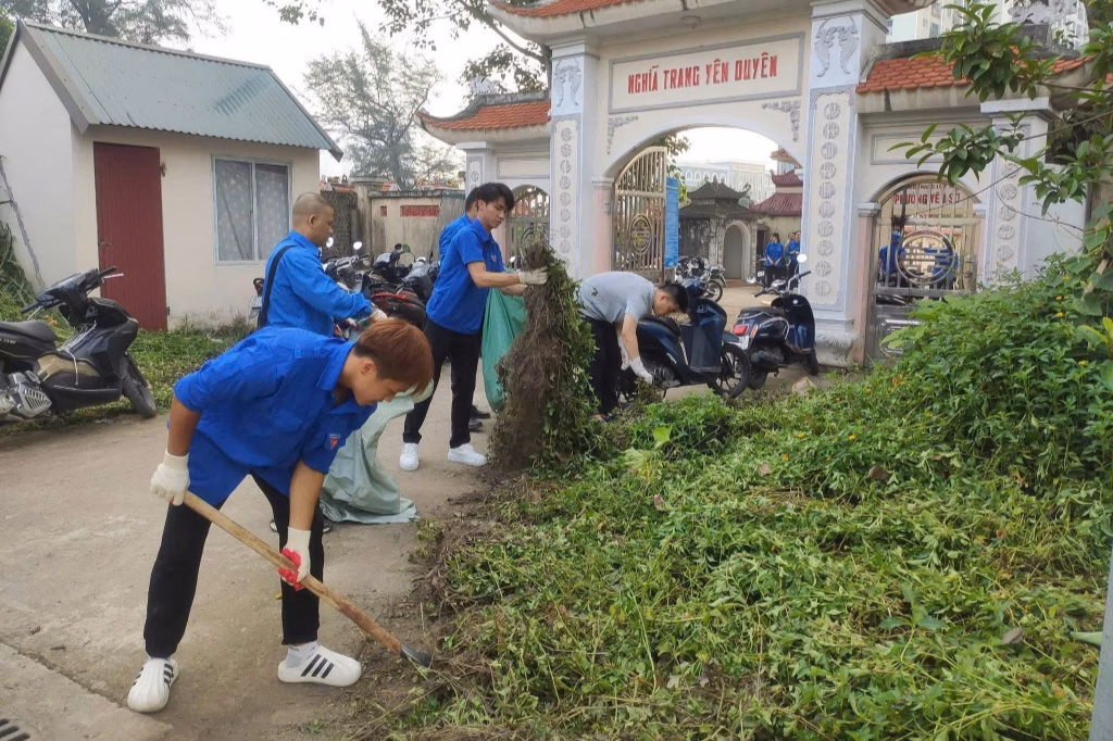 Thanh niên xung kích làm sạch nghĩa trang, tặng quà cho gia đình liệt sĩ Các bạn trẻ cùng hội viên các đoàn thể dọn vệ sinh tại nghĩa trang liệt sĩ trên địa bàn phường