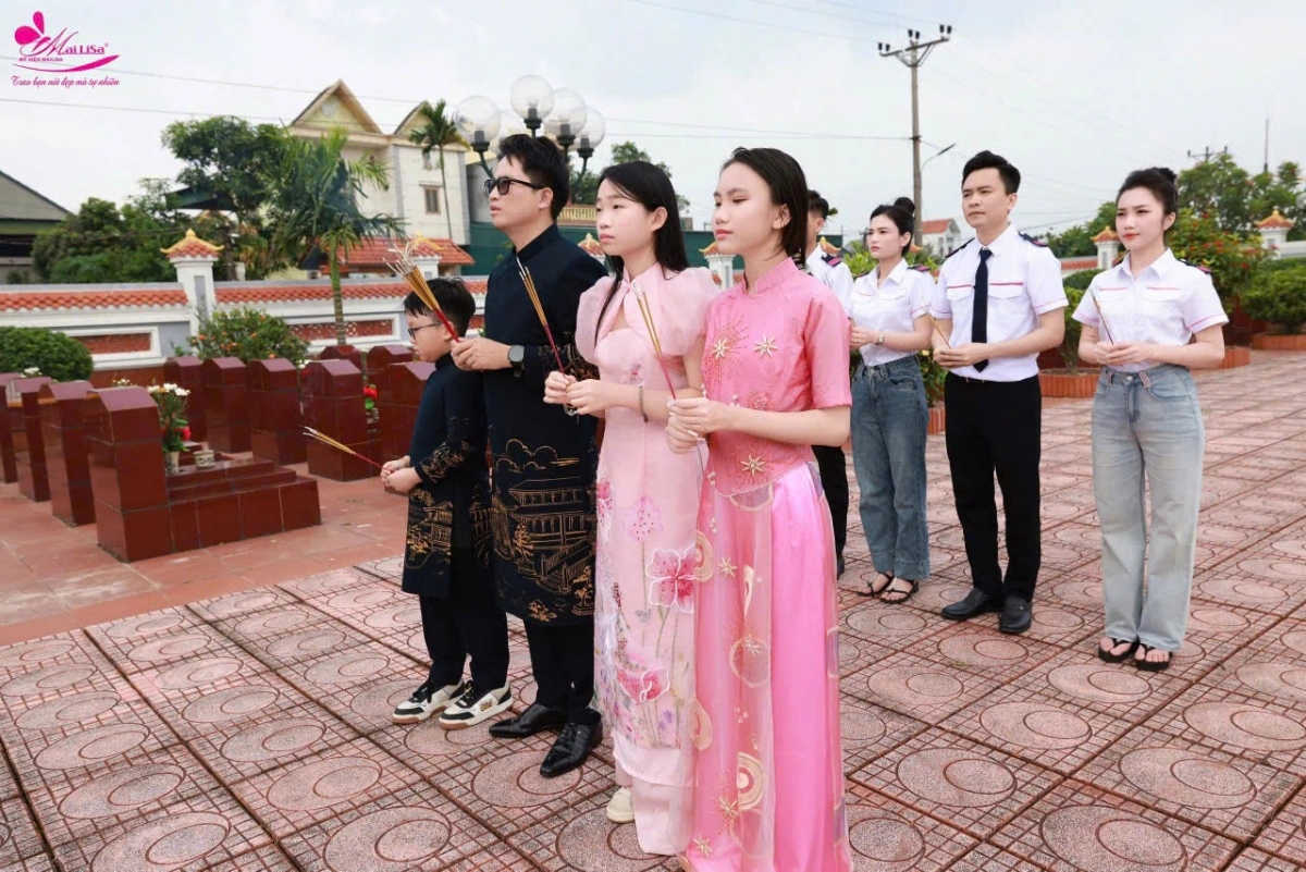 Doanh nhân Hoàng Kim Khánh: Lan tỏa tinh thần nhân ái và giữ gìn giá trị cội nguồn Ông Hoàng Kim Khánh cùng gia đình và nhân viên dâng hương tại nghĩa trang