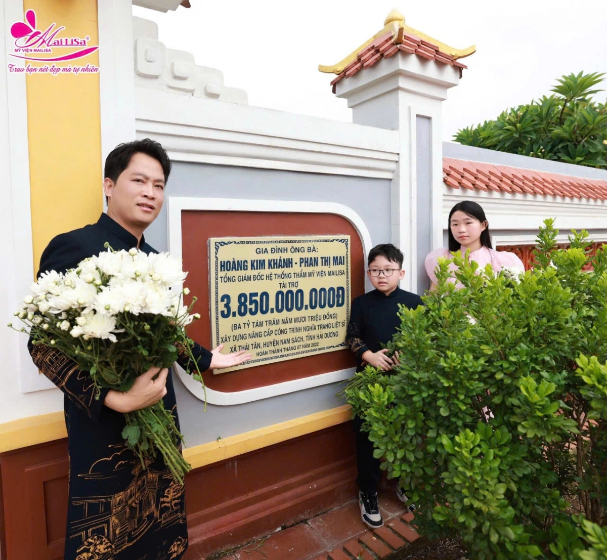 Doanh nhân Hoàng Kim Khánh: Lan tỏa tinh thần nhân ái và giữ gìn giá trị cội nguồn Ông Khánh cùng hai con tại Nghĩa trang Liệt sĩ xã Thái Tân - nơi gia đình ông công đức xây dựng
