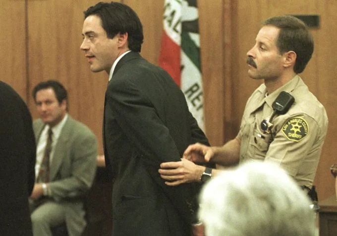 Robert Downey Jr.: Từ Tù Nhân Ma Túy Đến Siêu Anh Hùng Hollywood Robert Downey Jr. bị bắt giữ sau khi bị buộc tội tàng trữ cocaine và lái xe quá tốc độ ngày 8/12/1997 tại Malibu, California. Ảnh: Fox 10