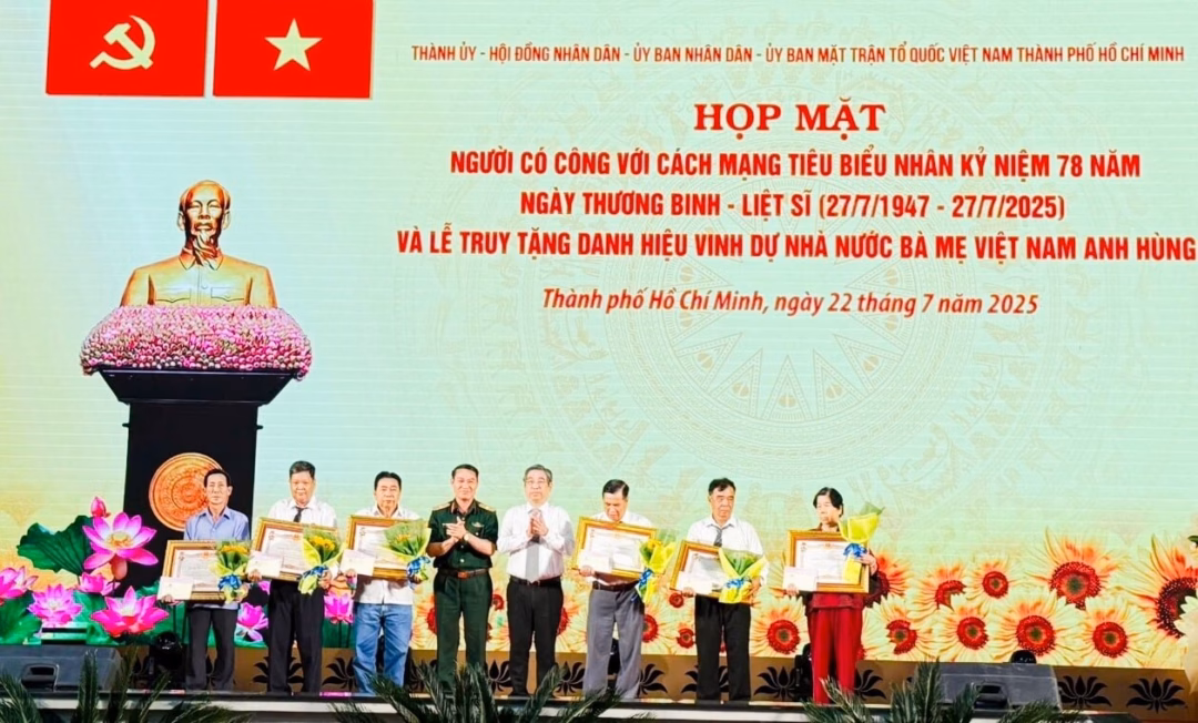 TP HCM tri ân 185 đại biểu có công với cách mạng Phó Bí thư Thành ủy, Chủ tịch Ủy ban MTTQ Việt Nam thành phố Hồ Chí Minh Nguyễn Phước Lộc thăm hỏi, tặng hoa Bà mẹ Việt Nam Anh hùng. Ảnh: Nguyễn Lê