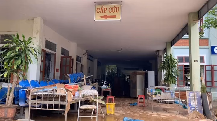 Trung tâm y tế bị lũ càn quét, bác sĩ và bệnh nhân đêm trắng tháo chạy