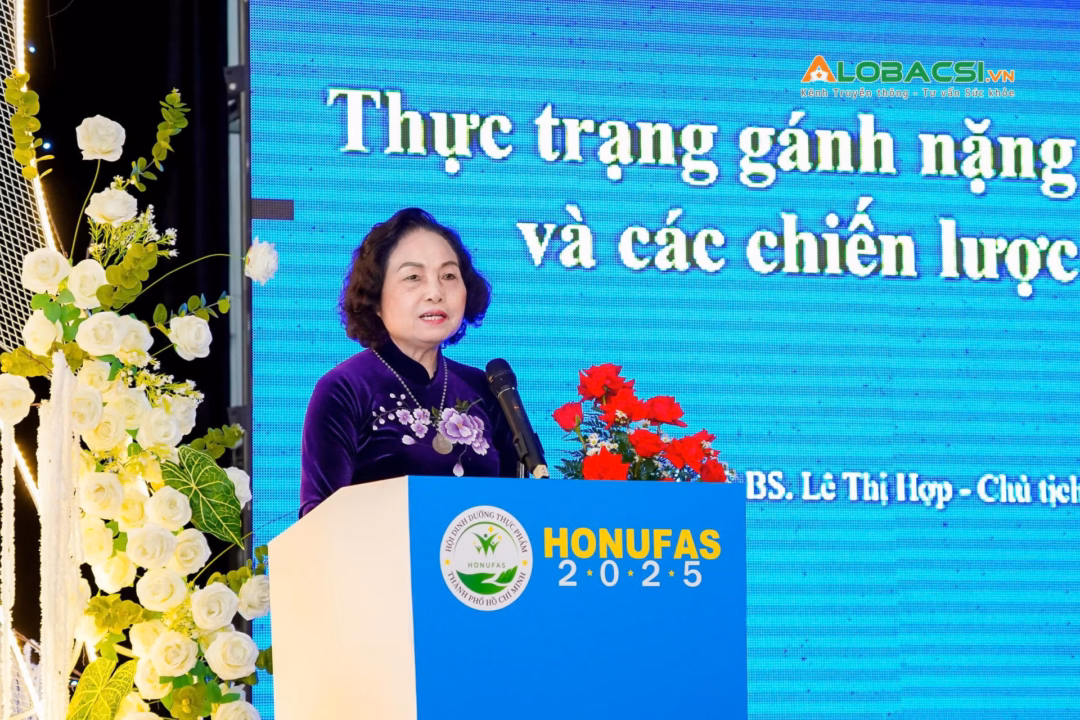 GS.TS.BS Lê Thị Hợp trình bày báo cáo tại Hội nghị Dinh dưỡng TPHCM mở rộng lần thứ XIII, nhấn mạnh ba thách thức lớn trong dinh dưỡng tại Việt Nam: thiếu dinh dưỡng, thiếu vi chất và thừa cân béo phì