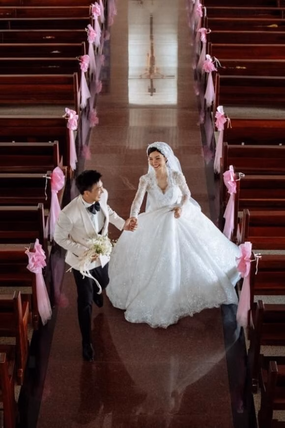 Lê Thu Trang và Quang Sơn ngọt ngào chia sẻ khoảnh khắc lãng mạn trong ảnh cưới cap-doi-nguoi-mau-dien-vien-cua-showbiz-viet-bat-ngo-tung-anh-cuoi-sau-5-nam-hen-ho-7-ngoisaovn-w600-h900 1