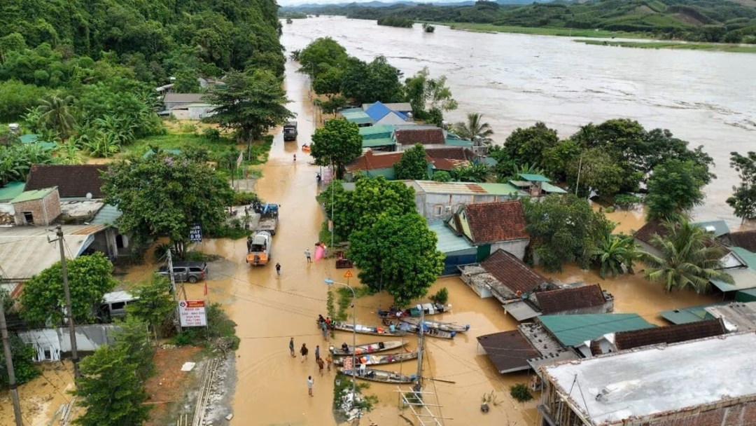 Thủy điện Hủa Na hỗ trợ người dân vùng lũ Nghệ An Công ty CP Thủy điện Hủa Na và tình người nơi "rốn lũ"