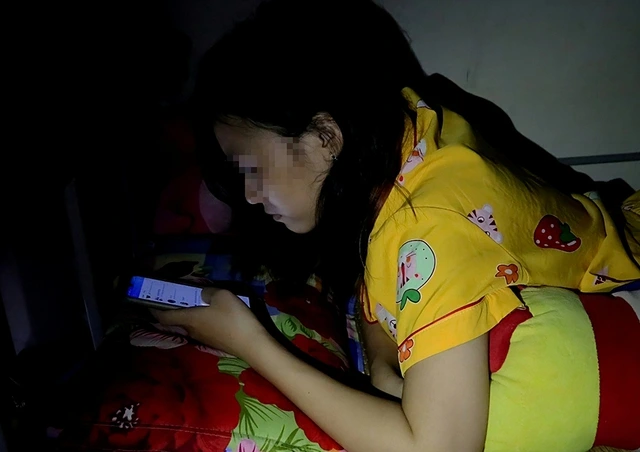 Sống một mình nên có những người trẻ thức cả đêm chỉ để lướt mạng xã hội vì không sợ làm phiền đến ai
