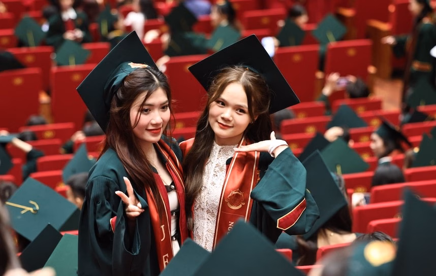 Sinh viên Trường Đại học Kinh tế (Đại học Quốc gia Hà Nội) trong buổi lễ trao bằng tốt nghiệp chiều 3.8. Ảnh: UEB