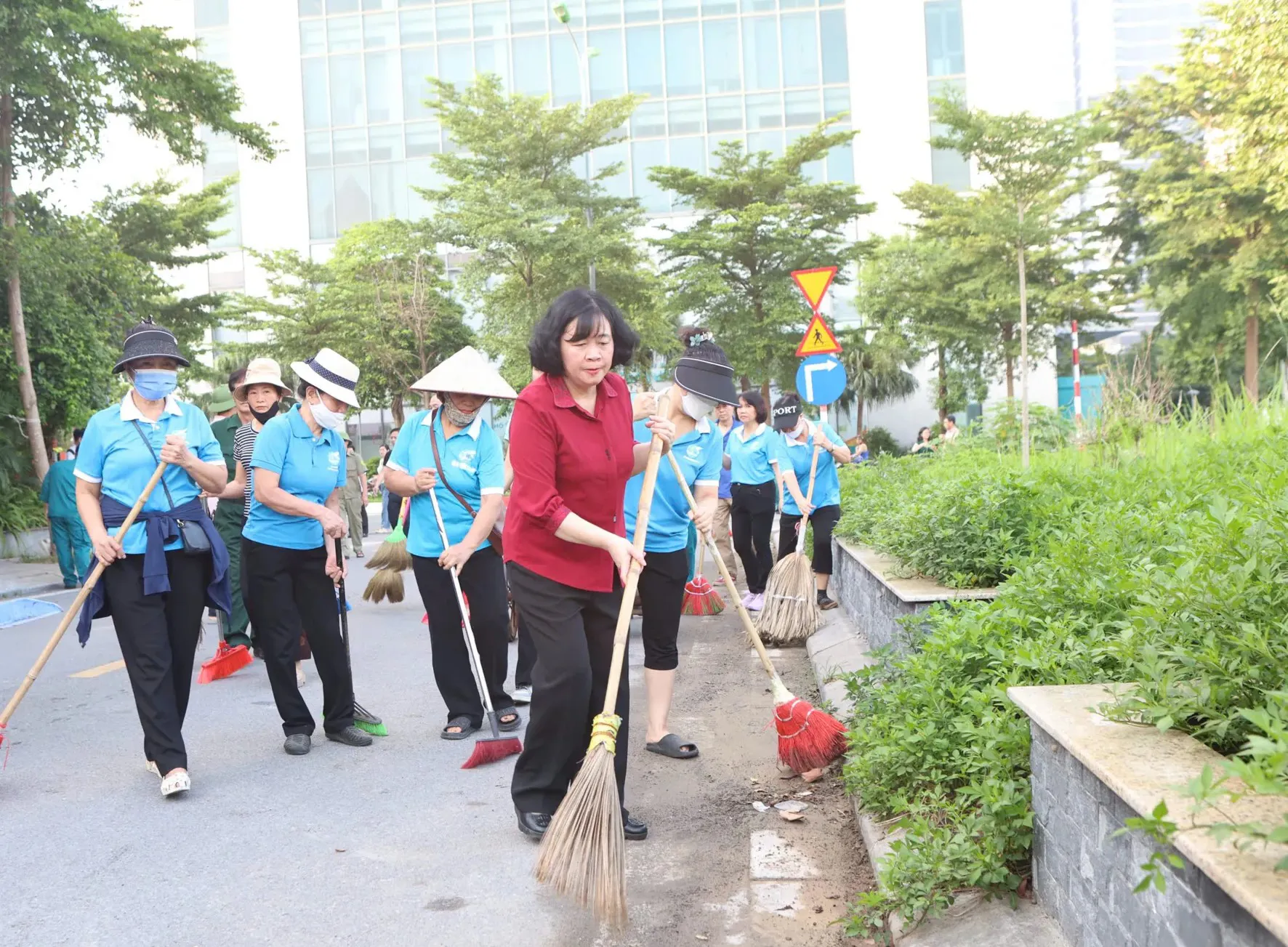 Bí thư Thành ủy Hà Nội Bùi Thị Minh Hoài đã tham gia tổng vệ sinh môi trường cùng người dân phường Xuân Đỉnh (Ảnh: Thanh Hải).