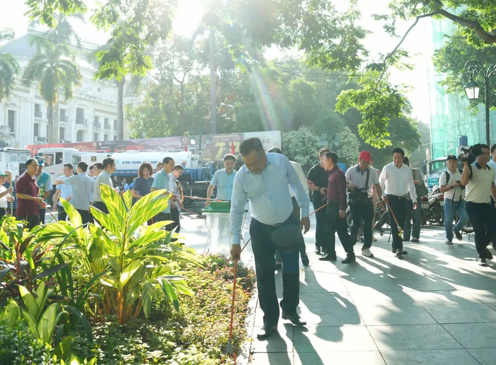 Chủ tịch UBND TP Hà Nội Trần Sỹ Thanh tham gia tổng vệ sinh cùng nhân dân phường Cửa Nam (Ảnh: Khánh Huy).