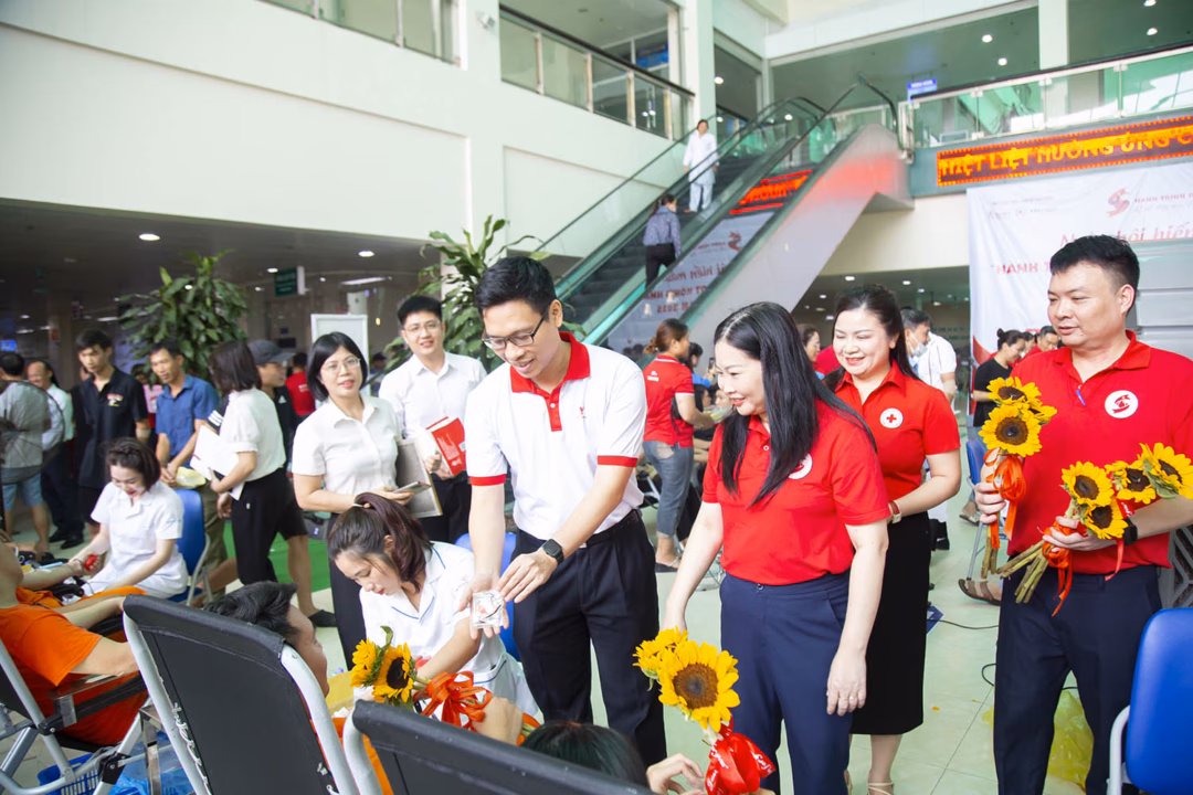 Ông Nguyễn Bá Khanh, Phó Giám đốc Trung tâm Máu quốc gia tặng quà lưu niệm động viên người tham gia hiến máu.