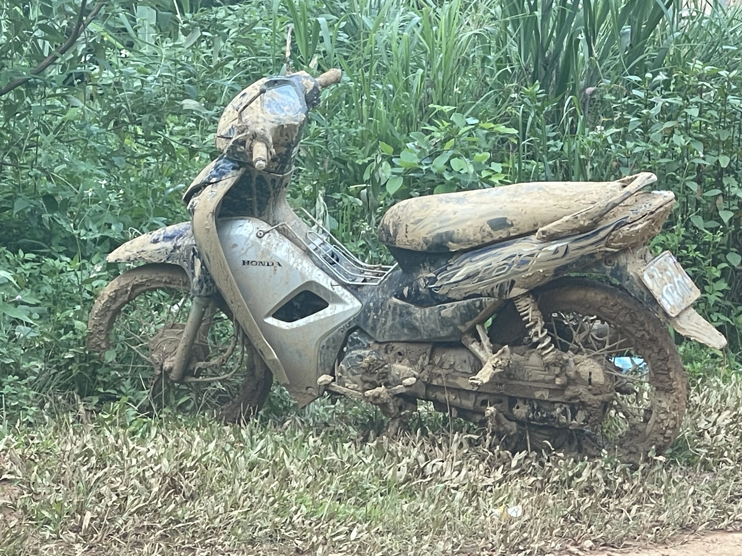 Chiếc xe máy còn lại trong nhà được đưa ra