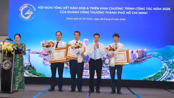 B&ecirc;n nhận bằng khen Thủ tướng
