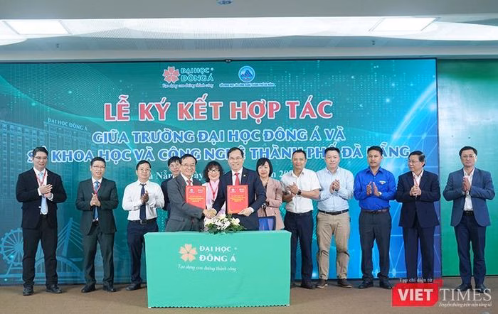 &Ocirc;ng Nguyễn Thanh Hồng v&agrave; &ocirc;ng Lương Minh S&acirc;m tại buổi k&yacute; kết