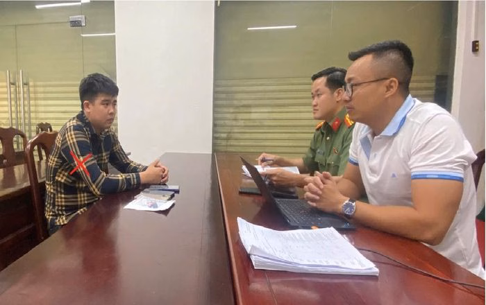 Cảnh s&aacute;t Đồng Nai thẩm vấn nghi phạm Nguyễn Tấn Ho&agrave;ng