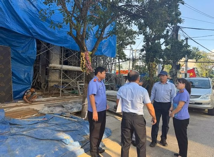 Đánh giá hiện trường Đánh giá hiện trường vi phạm lấn chiếm vỉa hè và tiếng ồn tại Mai Hắc Đế