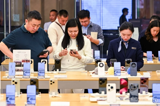 Du kh&aacute;ch Trung Quốc mua điện thoại th&ocirc;ng minh tại trung t&acirc;m miễn thuế ở Hải Nam, Trung Quốc