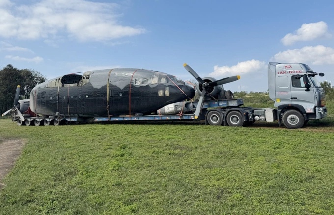 Máy bay C-119 được chở về sân bay Tà Cơn, đang trong quá trình lắp ráp Máy bay C-119 được chở về sân bay Tà Cơn, đang trong quá trình lắp ráp