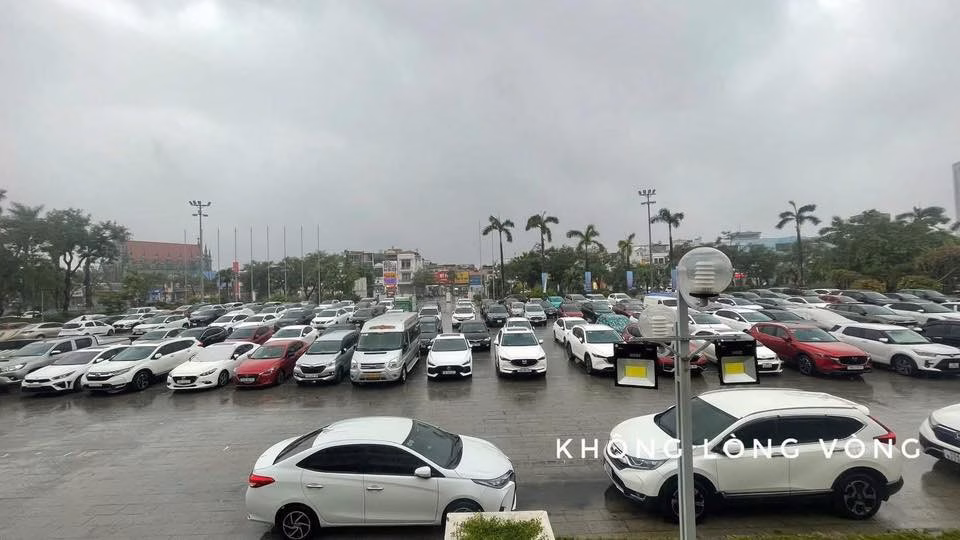 Quảng trường lớn tại khu vực trung tâm TP Hải Phòng được nhiều chủ xe chọn làm nơi "tụ tập đón bão" sáng 22/7. Ảnh: Beat HP
