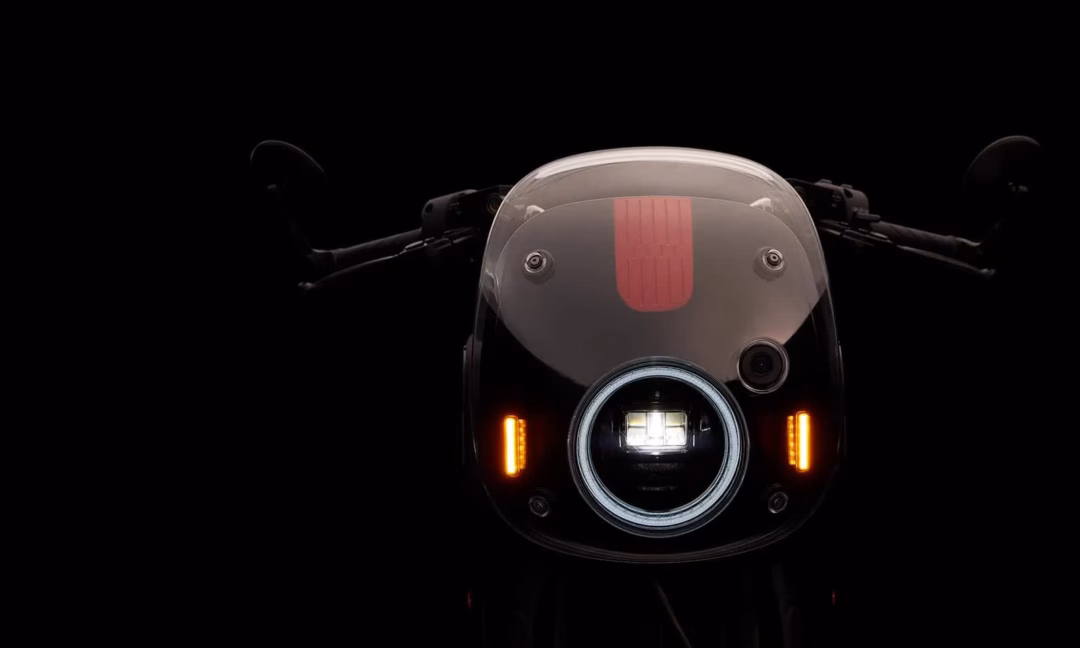 Honda E-VO – Xe máy điện café-racer sắp về Việt Nam, có công suất 20 mã lực Đèn xi nhan đặt cao, đảm bảo khả năng nhận diện.