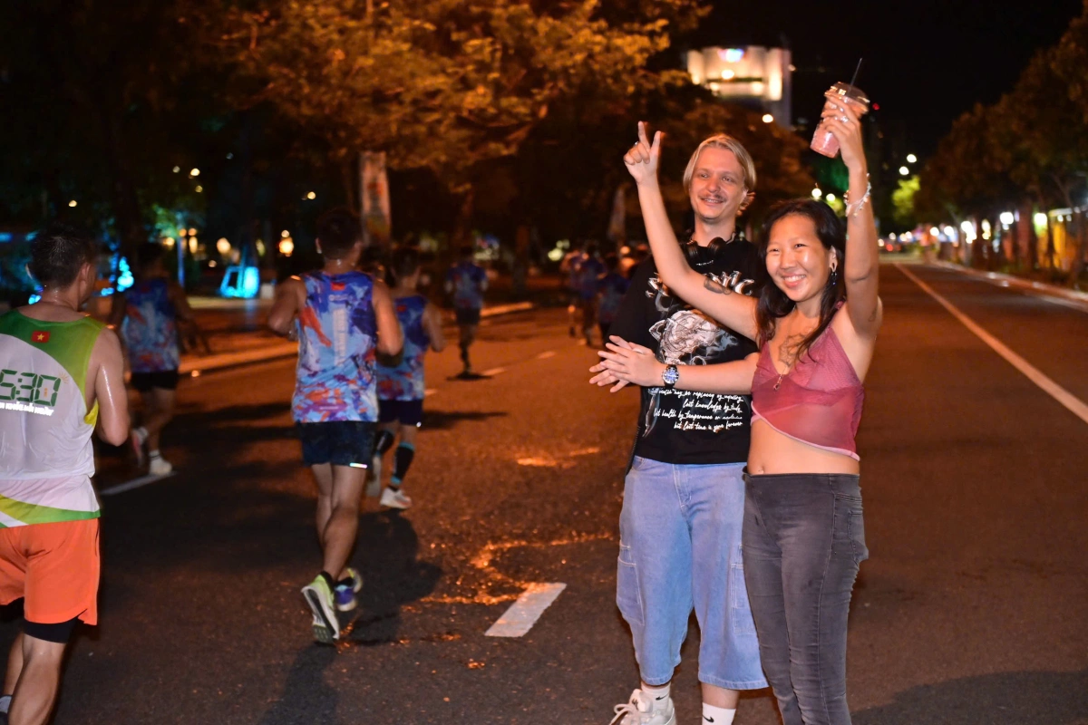VĐV Huỳnh Anh Khôi vô địch VnExpress Marathon Đà Nẵng Du khách thức xuyên đêm cổ vũ runner.
