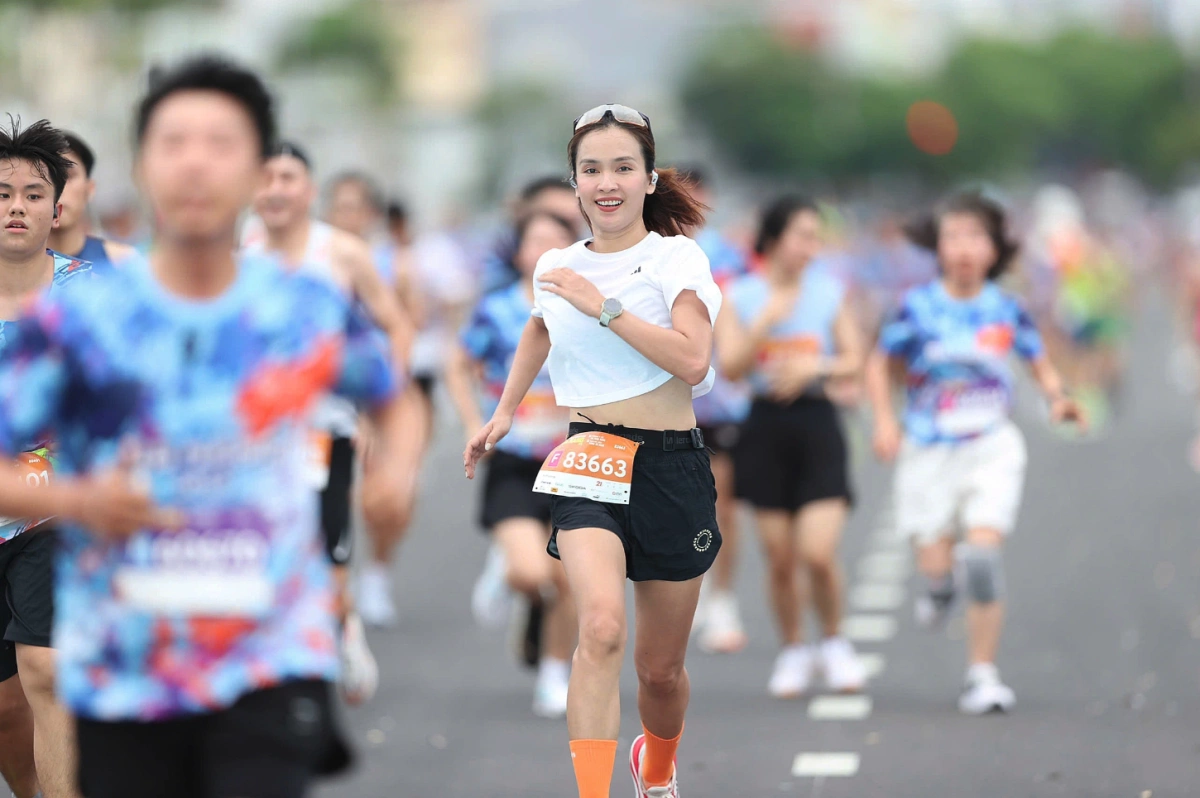 VĐV Huỳnh Anh Khôi vô địch VnExpress Marathon Đà Nẵng Ca sĩ Ái Phương hoàn thành cự ly 21km. Cô chạy bộ đã hai năm và được nhiều runner nhận ra trên đường.