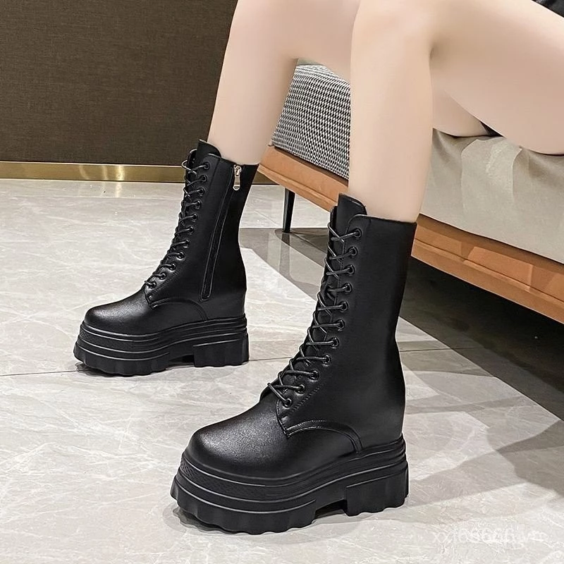 Tại sao giày tăng chiều cao lại là cứu cánh cho outfit công sở của chị em?