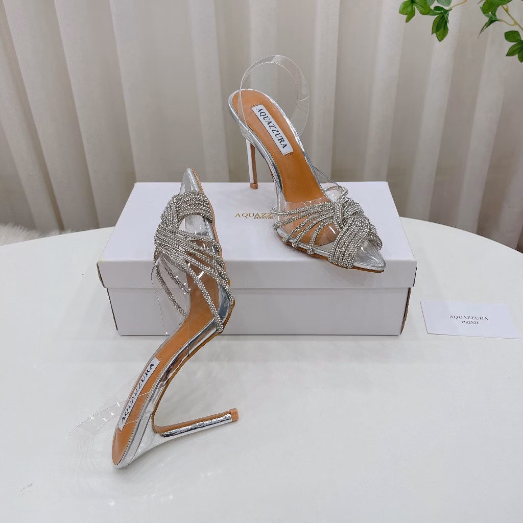 Làm sao để đi sandal cao gót mica mà không lo trơn trượt?