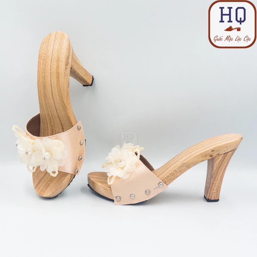 Mặc áo dài đi chụp hình: Làm sao để chọn guốc gỗ gót nhọn phù hợp mà không bị đau chân?