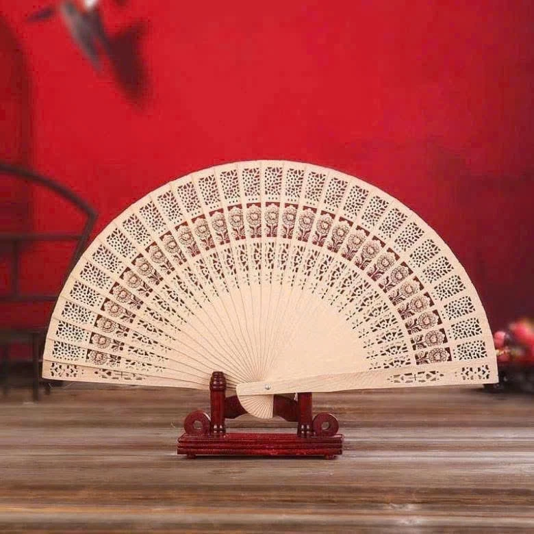 Lợi ích bất ngờ của quạt gỗ trang trí: Mẹo chọn và sử dụng hiệu quả cho không gian sống