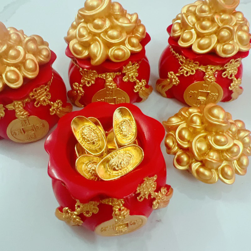 Làm thế nào để hủ tài lộc và thỏi vàng mini phát huy tối đa ý nghĩa phong thủy trên bàn thờ và bàn làm việc?