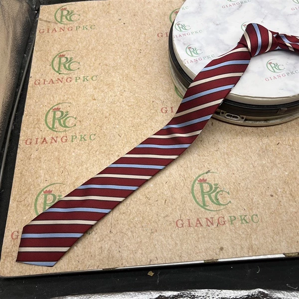 Tại sao cà vạt kẻ sọc đỏ đô lại trở thành item không thể thiếu trong tủ đồ công sở của bạn?