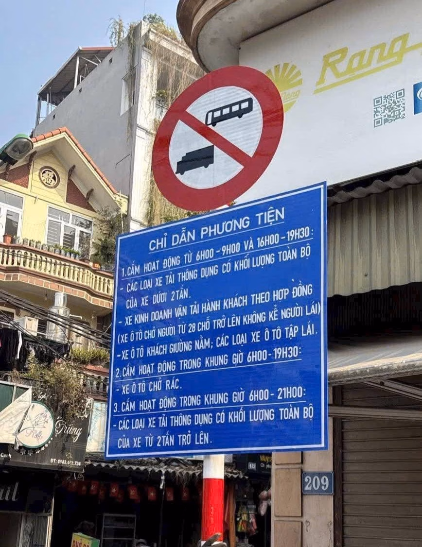 Biển b&aacute;o cấm v&agrave; chỉ dẫn tr&ecirc;n c&aacute;c tuyến phố H&agrave; Nội