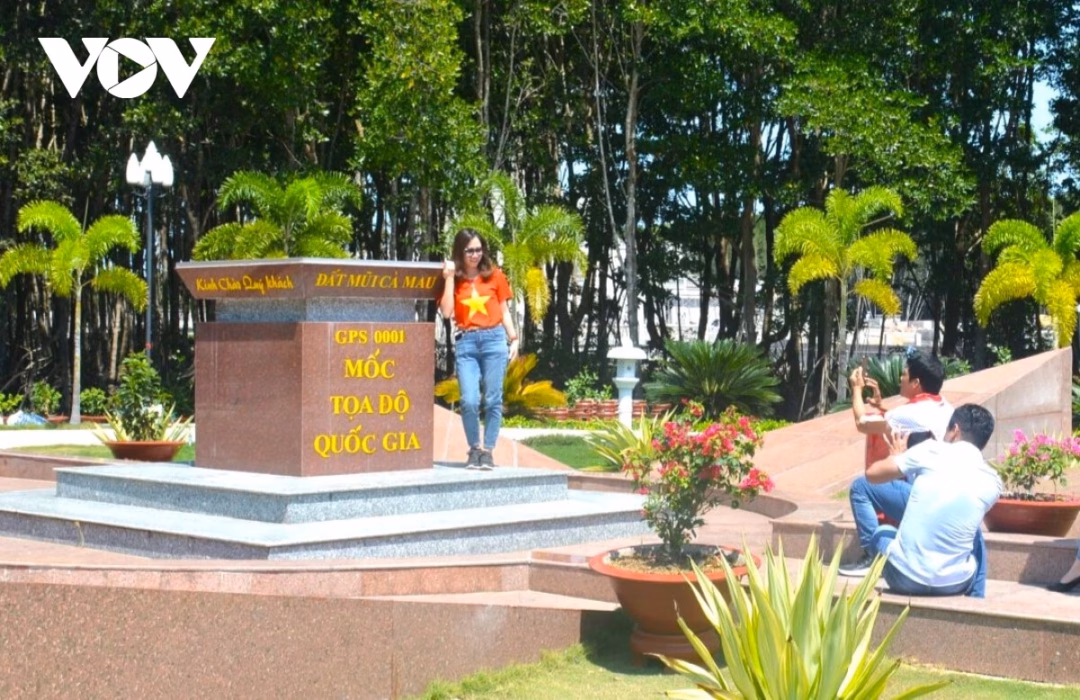 Cà Mau: Du lịch tăng trưởng tích cực, đạt doanh thu gần 5.000 tỷ đồng trong 6 tháng Du khách vui chơi tại điểm du lịch Hương Tràm, xã Khánh An