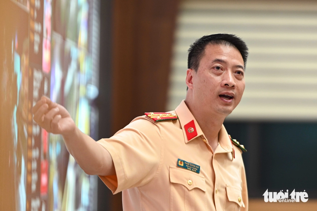 Cục Cảnh sát giao thông xây trung tâm thông minh hỗ trợ điều hành bằng AI Đại tá Phạm Quang Huy - phó cục trưởng Cục Cảnh sát giao thông - chia sẻ về hoạt động của Trung tâm thông tin chỉ huy - Ảnh: HỒNG QUANG