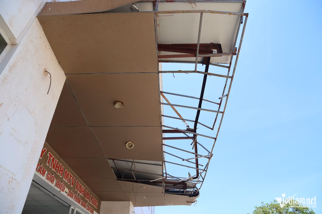 Hiện chỉ có 1 người bảo vệ đã làm việc ở đây 10 năm nay. Người này cho biết, bệnh viện trước đã hoang tàn, nay còn xuống cấp hơn, hệ thống điện hỏng sau cơn bão Yagi năm 2024.
