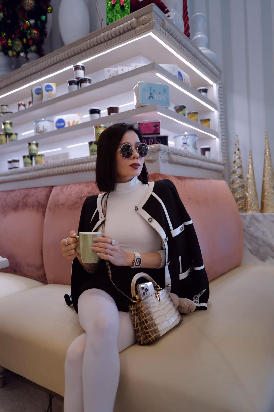 Lệ Quyên khoe túi Hermes và Louis Vuitton, hé mở bí quyết trở thành Nữ hoàng phòng trà amp;#34;Nữ hoàng phòng tràamp;#34; có nhà dải từ Nam ra Bắc với kho đồ hiệu tiền tỷ nhưng chỉ ưu ái duy nhất một mẫu túi xách - 14