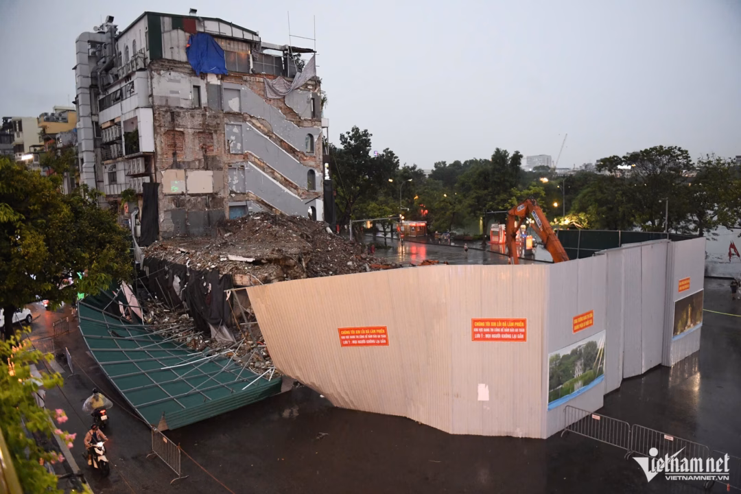 Mưa lớn gây chaos ở Hà Nội: Cây đổ, tôn bay, giao thông ùn tắc Một cây cổ thụ bị đổ trước cửa nhà số 228 Đội Cấn, trên đó có trụ điện của các hộ dân trong ngõ.