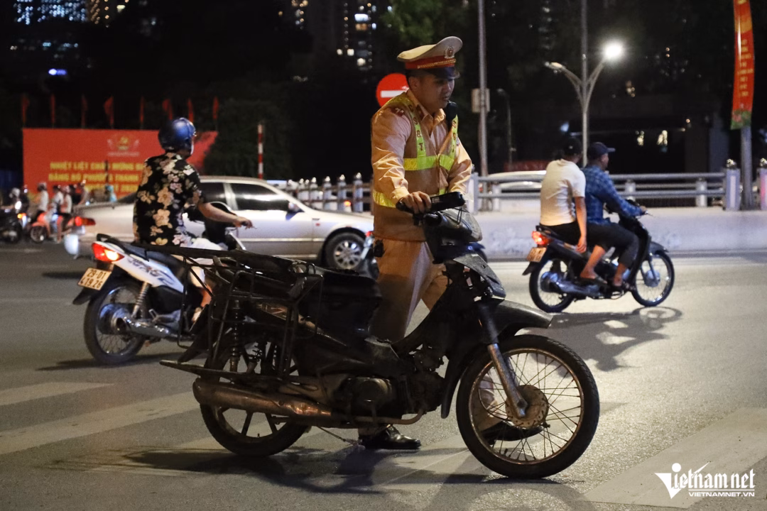 Tài xế Hà Nội vi phạm nồng độ cồn vì… người yêu Ít phút sau, CSGT tiếp tục phát hiện tài xế Nguyễn V.H. (SN 1986, trú tại Hà Nội) điều khiển xe máy biển số 89B1 - 085.XX, vi phạm nồng độ cồn ở mức 0,045 mg/L khí thở.