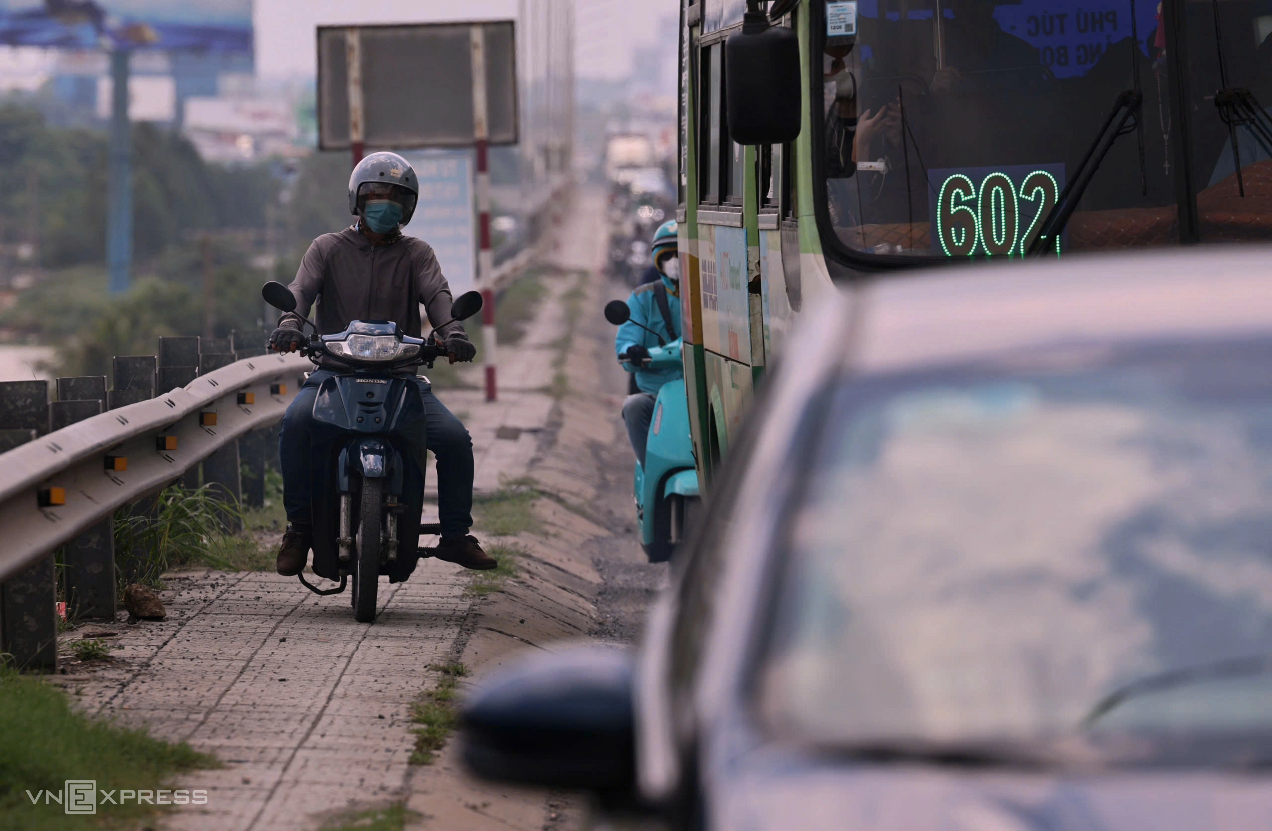 Cửa ngõ tắc nặng, người dân TP HCM đi lại khó khăn vì nút giao đóng cửa