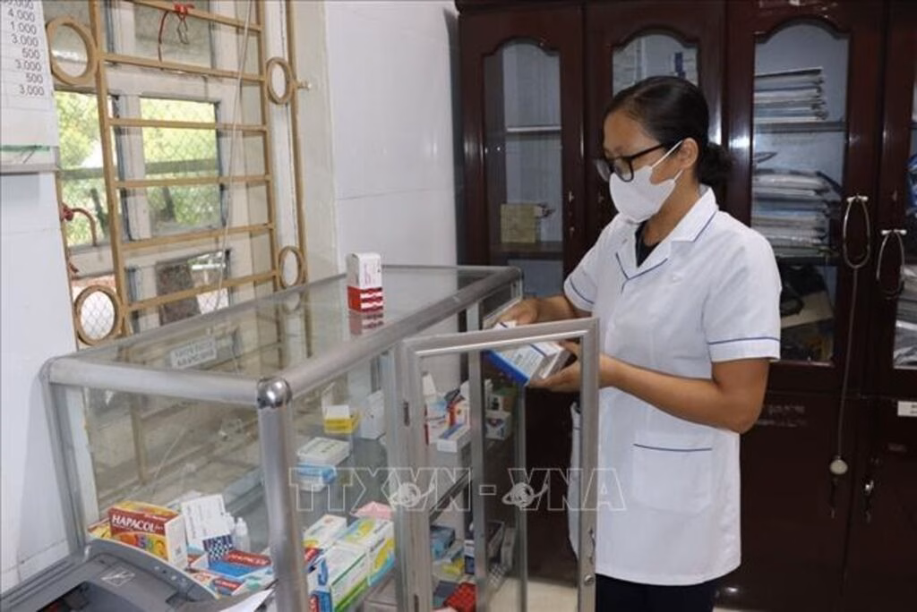 Tủ thuốc đáp ứng nhu cầu khám chữa bệnh thông thường, sơ cứu ban đầu và phòng bệnh tại cộng đồng ở Trạm Y tế Kim Thành số 1.