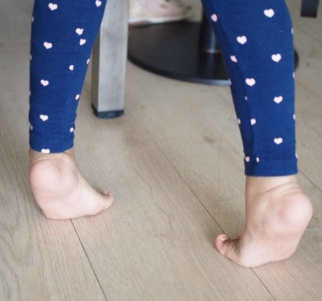 Người tự kỷ có thể gặp các vấn đề gì về dáng đi? Toe-walking can be a sign of autism. (towfiqu barbhuiya/Canva)