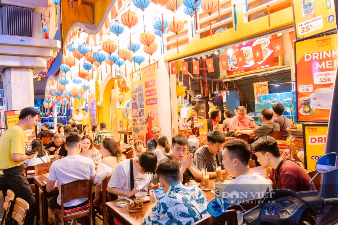 TP HCM muốn phát triển du lịch đêm với chương trình tàu du lịch, tham quan và biểu diễn Ẩm thực về đêm tại khu phố Tây - Bùi Viện. Ảnh: T.L