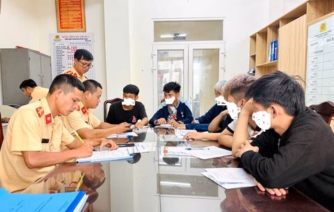 Công an Huế xử lý nhóm thiếu niên lạng lách, mang hung khí đi đường