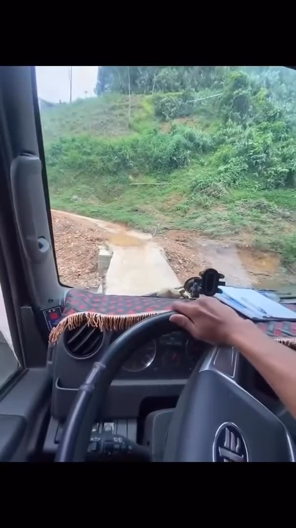 

Tài xế xe tải liều lĩnh chạy qua cây cầu hẹp (Video: Otofun).