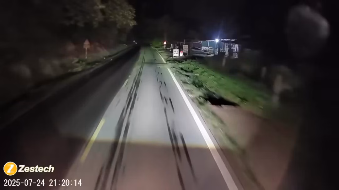 

Tài xế phanh gấp tránh xe tải lấn làn vượt ẩu trong đêm tối (Video: Giao thông văn minh).