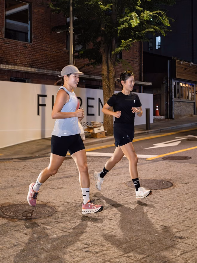 Thương hiệu giày gây sốc toàn cầu, vượt 20 tỷ USD, ‘đe dọa’ Nike và adidas ON - Từ thất bại khi đòi gắn “ống nước” vào giày Nike, giờ sắp vượt mặt Nike tới nơi- Ảnh 5.