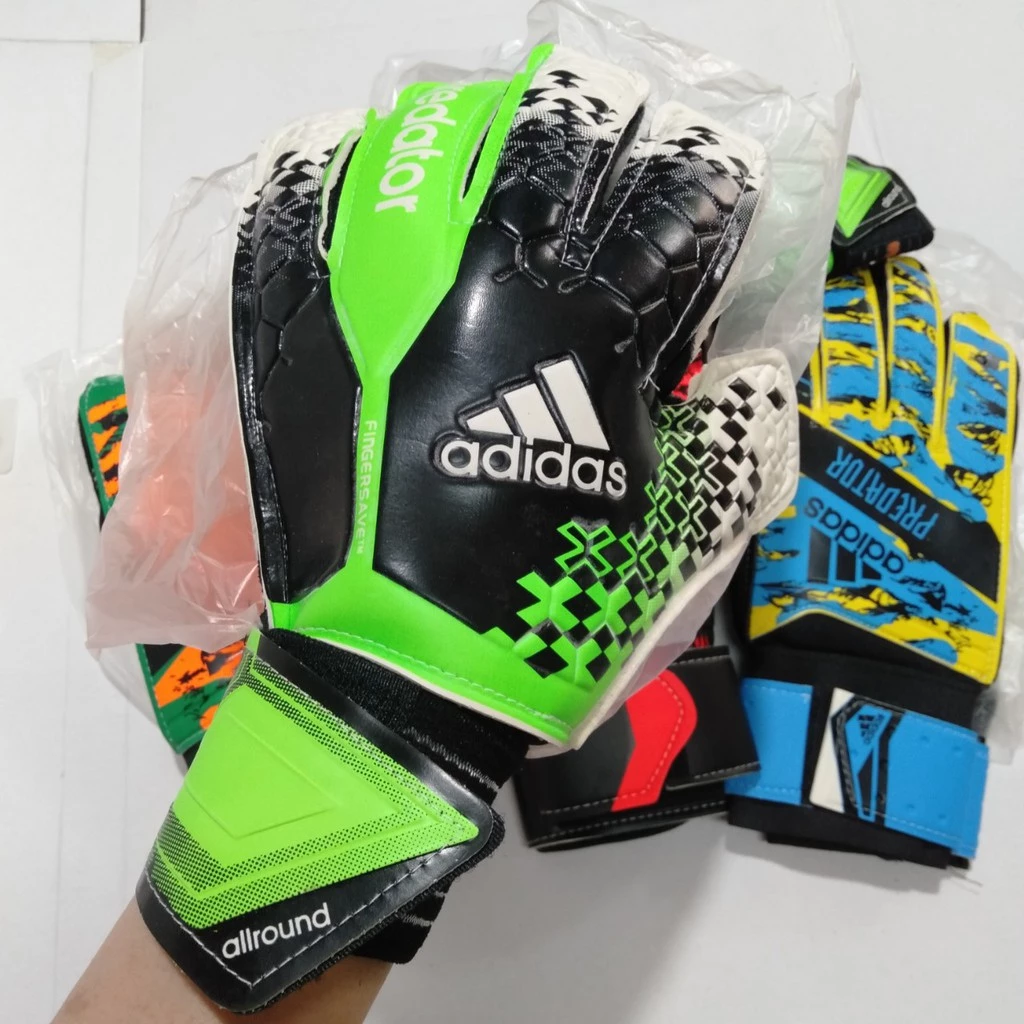 Tại sao găng tay thủ môn chống nước vẫn trượt bóng? Lời giải từ người trong cuộc